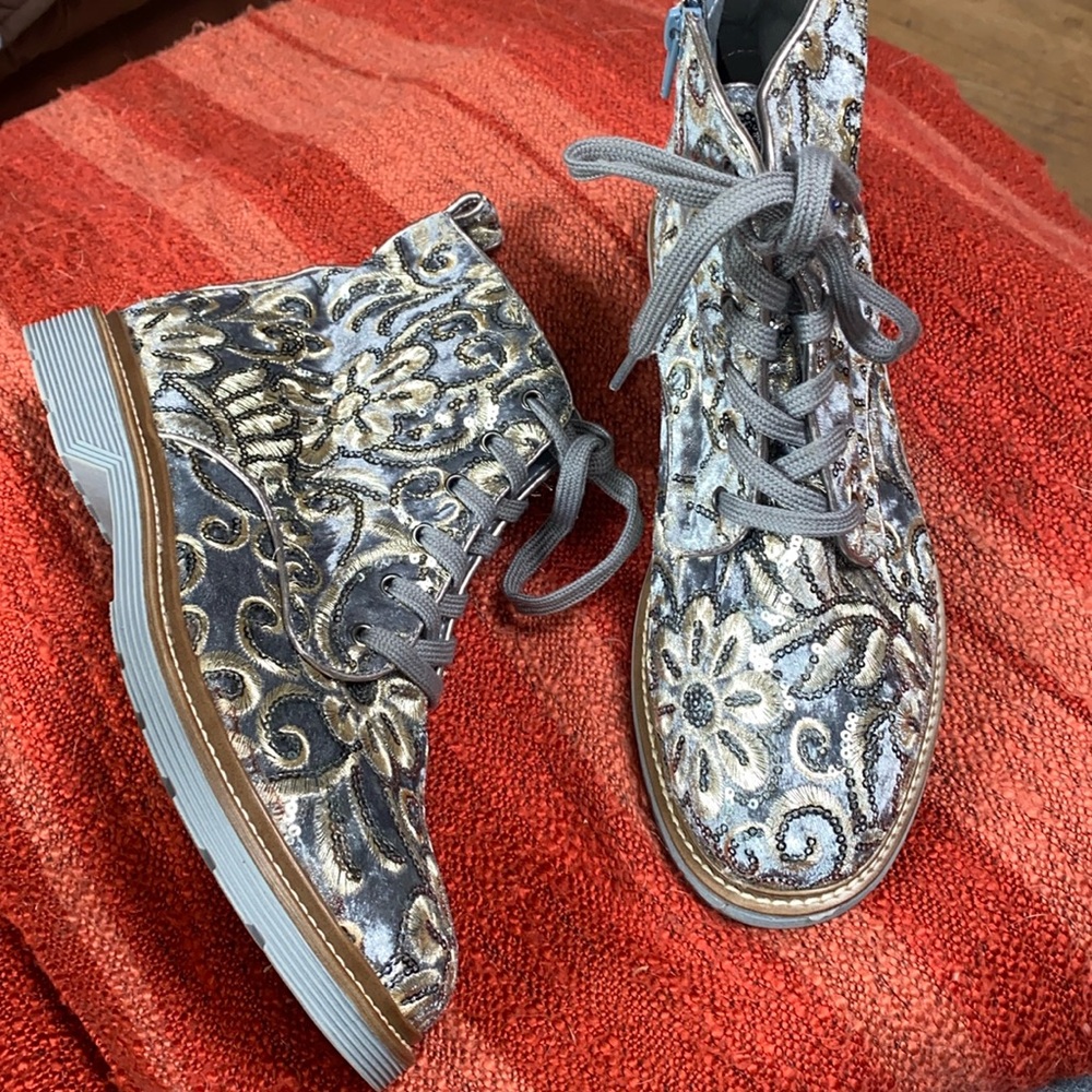 CATWALK VEGAN VELVET EMBELLISHED BOOT SZ 41 EU /10.5 USA
